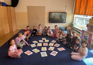 Dzieci z grupy Tygryski pozują do zdjęcia ze swoimi własnoręcznie wykonanymi jajkami wielkanocnymi