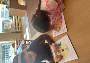 Dziewczynki wykonują prace plastyczne