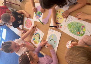 Dzieci siedzą przy stoliku