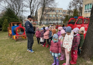 Dzieci z grupy Tygryski biorą udział w warsztatach z alpakami