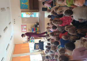 Magik w kapeluszu na scenie