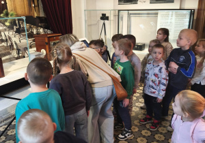 Dzieci oglądają wystawę w muzeum kinematografii