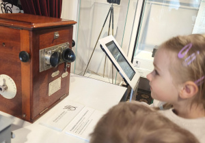 Dziewczynka ogląda eksponat