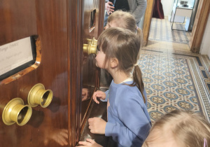 Dzieci patrzą przez fotoplastikon