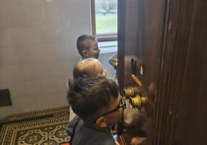 Chłopiec patrzy przez fotoplastikon