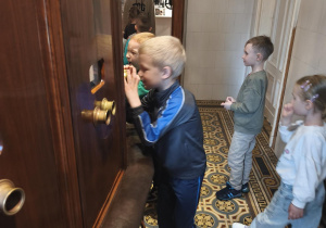 Chłopcy oglądają fotoplastikon