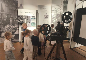 Dzieci oglądają ekspozycję z projektorem