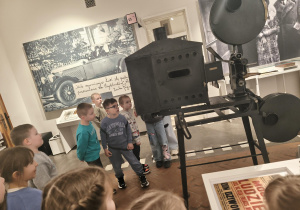 Grupa dzieci ogląda eksponat w muzeum