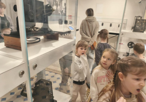 Dziewczynki oglądają dawne projektory