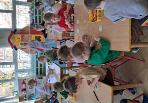 Dzieci podczas prac stolikowych