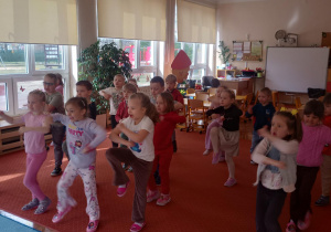 Dzieci naśladują instruktora