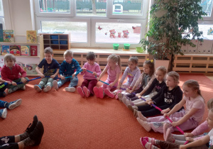 Dzieci podczas zajęć zumby