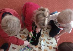 Dzieci sadzące kwiaty