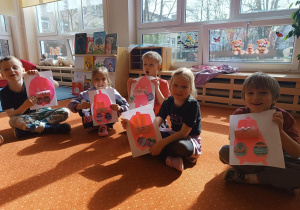 Dzieci prezentują swoje prace