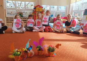 Dzieci z pracami plastycznymi