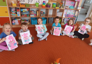 Dzieci pokazują swoje prace