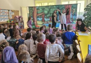 Dzieci oglądają teatrzyk