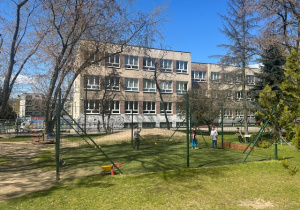 Chłopcy na boisku przedszkolnym grają w piłkę nożną