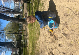 Dziewczynka bawi się w piaskownicy