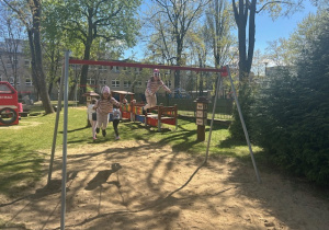 Dziewczynki huśtają się na huśtawkach