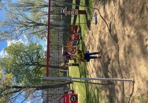 Chłopiec huśta się na huśtawce