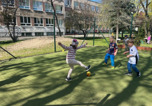 Dziewczynki razem z chłopcami grają w piłkę nożną