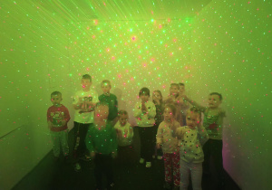 Grupa dzieci stoi w zielonym świetle