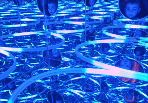 Twarze dzieci w niebieskich okręgach świetlnych