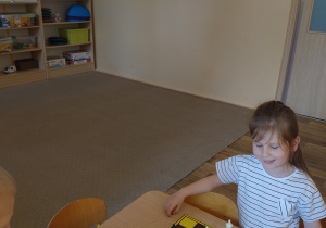 dziewczynka patrzy na szachownicę