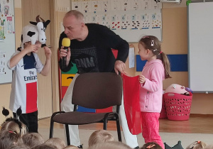 Chłopiec z maską krowy na głowie