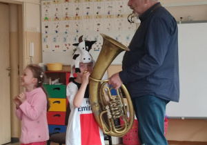 Chłopiec dmucha w instrument