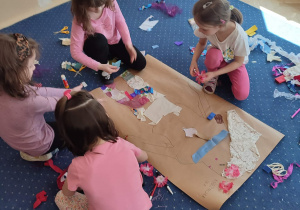 Dziewczynki wyklejają postać