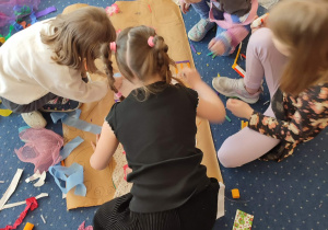 Dziewczynki pracują na dywanie