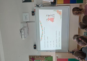 Dzieci oglądają prezentację