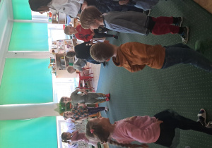 Dzieci uczestniczą w zabawach