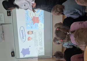 Dzieci słuchają Pani