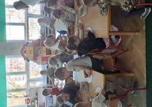 Dzieci pracują przy stolikach