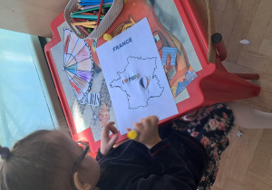 Dziewczynka wykonuje pracę