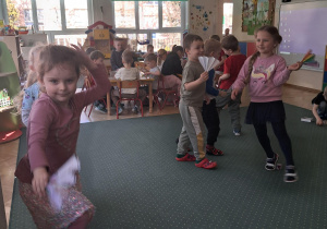 Dzieci uczestniczą w zabawie