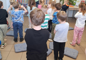Dzieci słuchają Pani