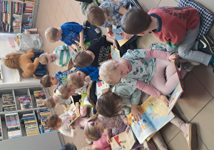 Dzieci oglądają książki