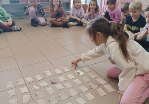 Dzieci garają w memory