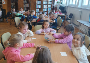 Dzieci pracują przy stolikach