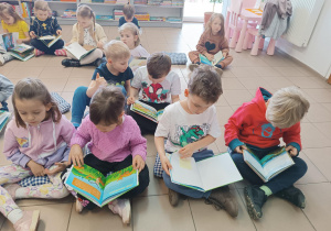 Dziecii czytaja książki