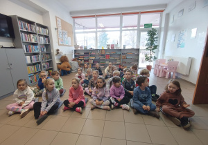 Dzieci słuchają Pani