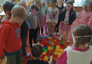 Dzieci oglądaja prace kolegów