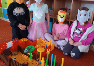 Dzieci prezentują swoją pracę