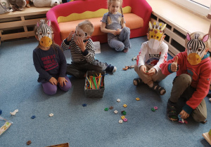 Dzieci prezentują swoją pracę