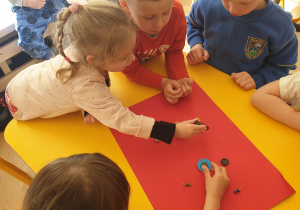 Dziewczynki sprawdzają, jaki materiał przyciągnie magnes