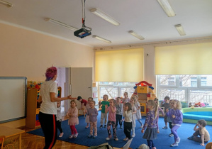 Dzieci słuchają opisu ćwiczeń instruktora